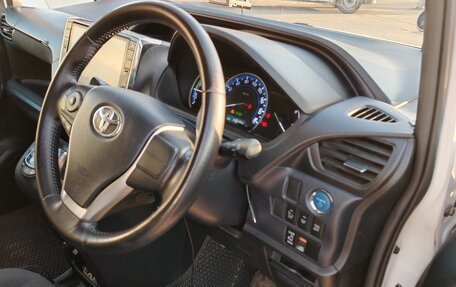 Toyota Voxy III, 2014 год, 1 900 000 рублей, 11 фотография
