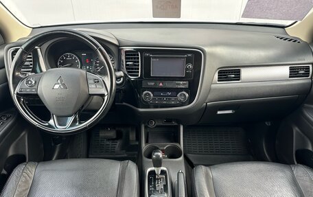 Mitsubishi Outlander III рестайлинг 3, 2015 год, 1 690 000 рублей, 10 фотография