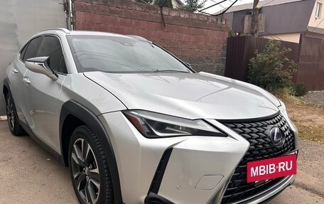 Lexus UX I, 2019 год, 3 000 000 рублей, 2 фотография