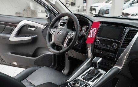 Mitsubishi Pajero Sport III рестайлинг, 2018 год, 2 399 000 рублей, 13 фотография