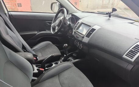 Mitsubishi Outlander III рестайлинг 3, 2011 год, 1 100 000 рублей, 15 фотография
