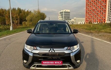 Mitsubishi Outlander III рестайлинг 3, 2018 год, 2 000 000 рублей, 1 фотография