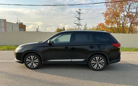 Mitsubishi Outlander III рестайлинг 3, 2018 год, 2 000 000 рублей, 5 фотография