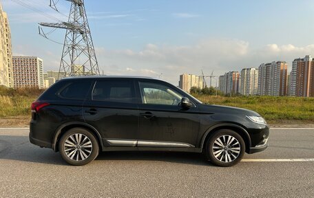 Mitsubishi Outlander III рестайлинг 3, 2018 год, 2 000 000 рублей, 4 фотография