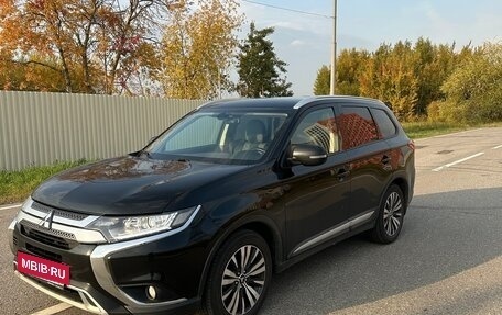 Mitsubishi Outlander III рестайлинг 3, 2018 год, 2 000 000 рублей, 3 фотография