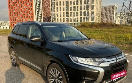 Mitsubishi Outlander III рестайлинг 3, 2018 год, 2 000 000 рублей, 2 фотография