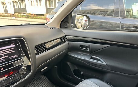 Mitsubishi Outlander III рестайлинг 3, 2018 год, 2 000 000 рублей, 9 фотография