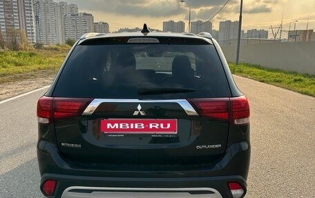 Mitsubishi Outlander III рестайлинг 3, 2018 год, 2 000 000 рублей, 6 фотография