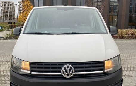 Volkswagen Caravelle T6 рестайлинг, 2017 год, 2 130 000 рублей, 2 фотография