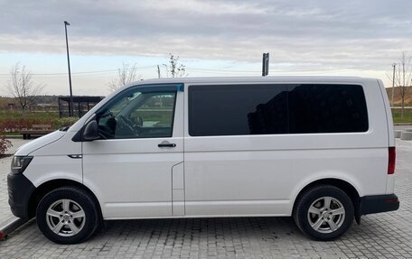 Volkswagen Caravelle T6 рестайлинг, 2017 год, 2 130 000 рублей, 6 фотография