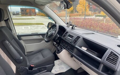 Volkswagen Caravelle T6 рестайлинг, 2017 год, 2 130 000 рублей, 3 фотография