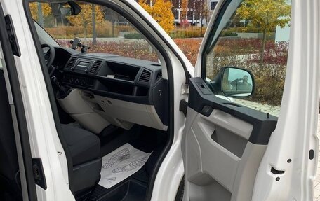 Volkswagen Caravelle T6 рестайлинг, 2017 год, 2 130 000 рублей, 12 фотография