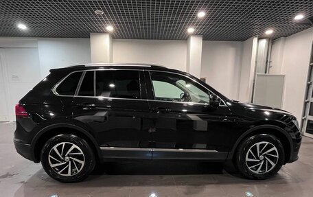Volkswagen Tiguan II, 2018 год, 2 140 000 рублей, 2 фотография