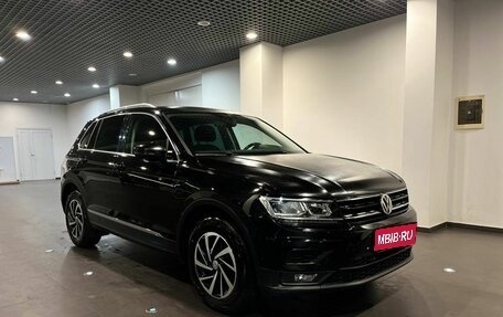 Volkswagen Tiguan II, 2018 год, 2 140 000 рублей, 1 фотография