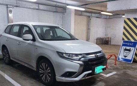 Mitsubishi Outlander III рестайлинг 3, 2022 год, 2 450 000 рублей, 1 фотография