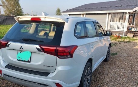 Mitsubishi Outlander III рестайлинг 3, 2022 год, 2 450 000 рублей, 4 фотография