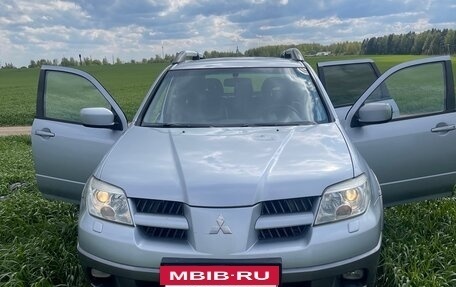 Mitsubishi Outlander III рестайлинг 3, 2004 год, 590 000 рублей, 2 фотография
