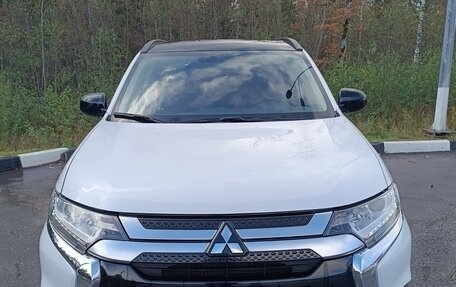 Mitsubishi Outlander III рестайлинг 3, 2022 год, 2 950 000 рублей, 3 фотография