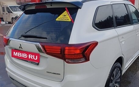 Mitsubishi Outlander III рестайлинг 3, 2022 год, 2 950 000 рублей, 4 фотография