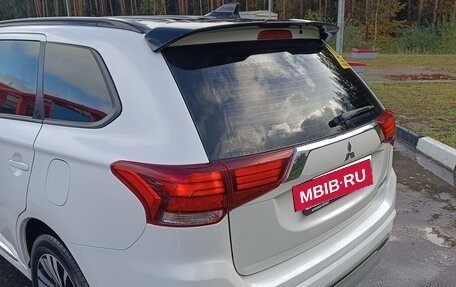 Mitsubishi Outlander III рестайлинг 3, 2022 год, 2 950 000 рублей, 5 фотография