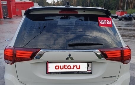 Mitsubishi Outlander III рестайлинг 3, 2022 год, 2 950 000 рублей, 6 фотография