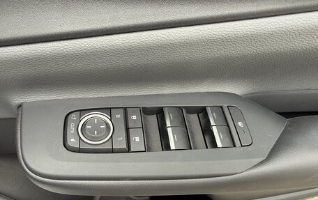 Toyota Prius IV XW50, 2023 год, 2 550 000 рублей, 14 фотография