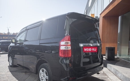 Toyota Noah III, 2011 год, 1 325 000 рублей, 5 фотография