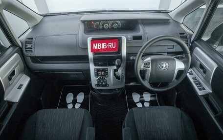 Toyota Noah III, 2011 год, 1 325 000 рублей, 15 фотография