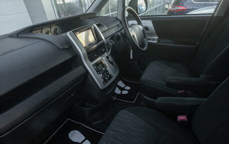 Toyota Noah III, 2011 год, 1 325 000 рублей, 17 фотография