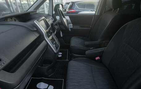 Toyota Noah III, 2011 год, 1 325 000 рублей, 18 фотография