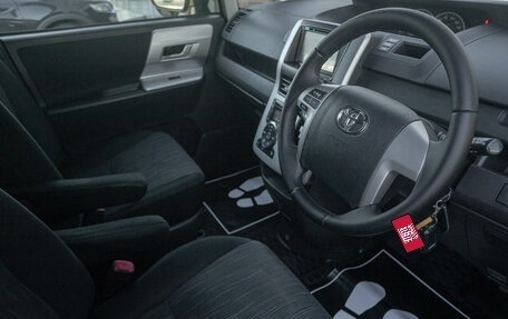 Toyota Noah III, 2011 год, 1 325 000 рублей, 9 фотография