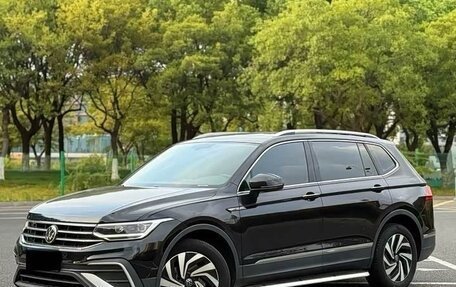 Volkswagen Tiguan II, 2022 год, 2 850 000 рублей, 1 фотография
