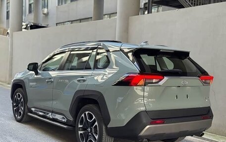 Toyota RAV4, 2020 год, 2 700 000 рублей, 4 фотография