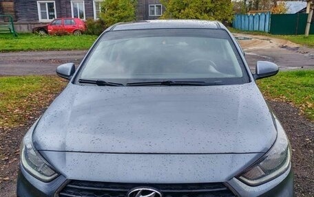 Hyundai Solaris II рестайлинг, 2017 год, 990 000 рублей, 1 фотография