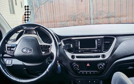 Hyundai Solaris II рестайлинг, 2017 год, 990 000 рублей, 5 фотография