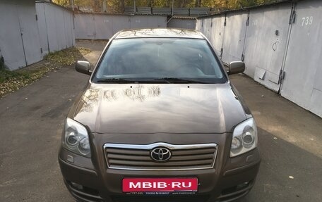 Toyota Avensis III рестайлинг, 2004 год, 1 100 000 рублей, 1 фотография