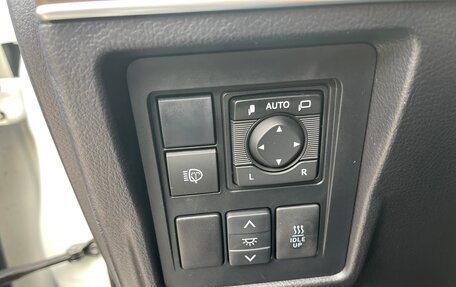 Toyota Land Cruiser Prado 150 рестайлинг 2, 2018 год, 4 000 000 рублей, 28 фотография