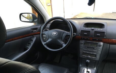 Toyota Avensis III рестайлинг, 2004 год, 1 100 000 рублей, 7 фотография