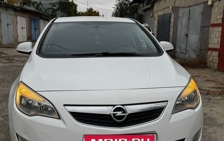 Opel Astra J, 2011 год, 580 000 рублей, 1 фотография