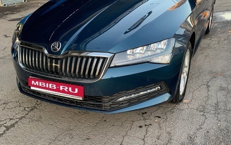 Skoda Superb III рестайлинг, 2021 год, 2 400 000 рублей, 2 фотография