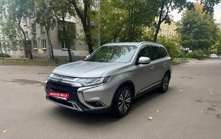 Mitsubishi Outlander III рестайлинг 3, 2018 год, 1 775 000 рублей, 2 фотография