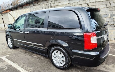 Chrysler Voyager IV, 2015 год, 2 400 000 рублей, 2 фотография