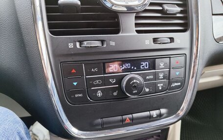 Chrysler Voyager IV, 2015 год, 2 400 000 рублей, 34 фотография