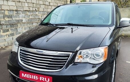 Chrysler Voyager IV, 2015 год, 2 400 000 рублей, 22 фотография
