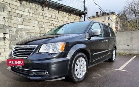 Chrysler Voyager IV, 2015 год, 2 400 000 рублей, 21 фотография