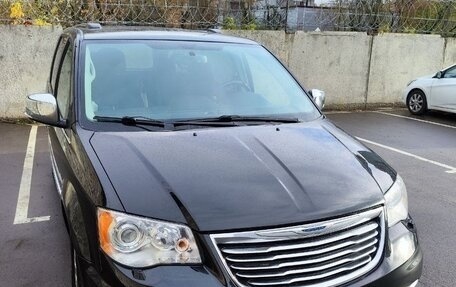 Chrysler Voyager IV, 2015 год, 2 400 000 рублей, 24 фотография