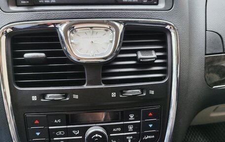 Chrysler Voyager IV, 2015 год, 2 400 000 рублей, 40 фотография