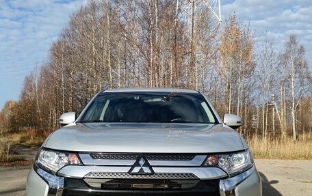 Mitsubishi Outlander III рестайлинг 3, 2019 год, 2 350 000 рублей, 1 фотография
