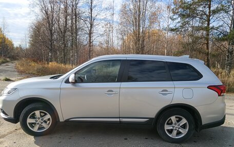 Mitsubishi Outlander III рестайлинг 3, 2019 год, 2 350 000 рублей, 2 фотография