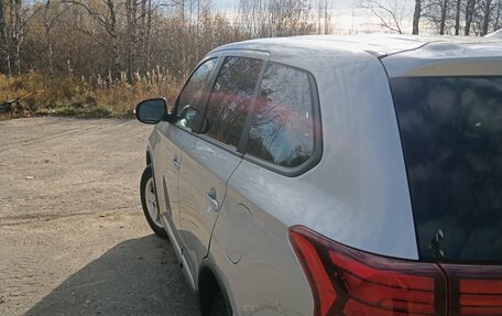 Mitsubishi Outlander III рестайлинг 3, 2019 год, 2 350 000 рублей, 3 фотография